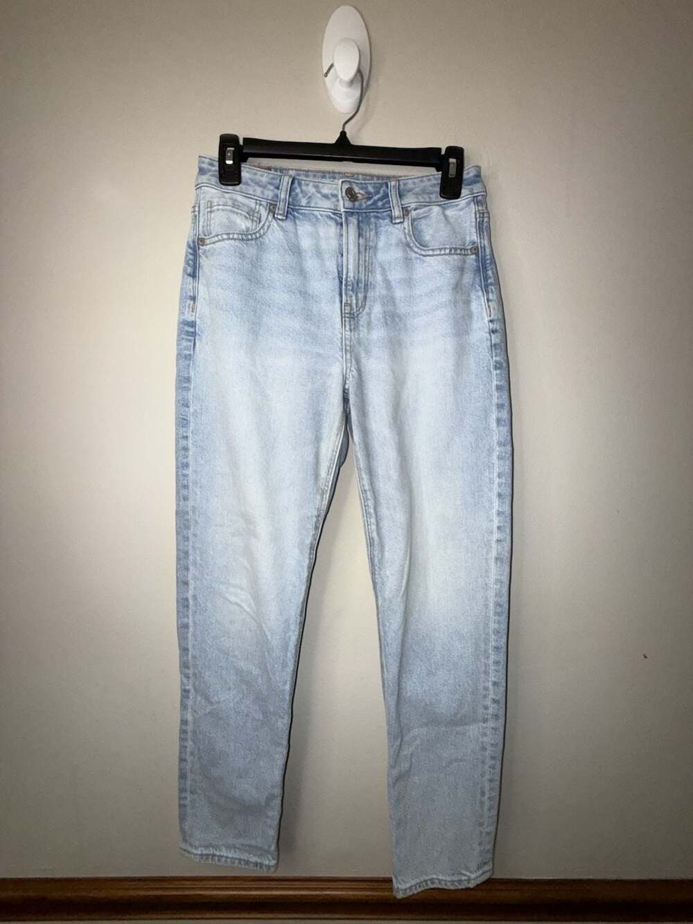 American Eagle Strigid High Rise Mom Tapered Jeans
